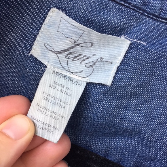 Woman’s Levi’s button up shirt - Picture 3 of 5